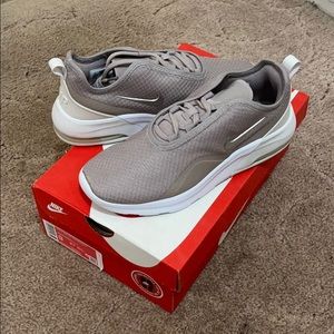 WMNS NIKE AIR MAX MOTION 2